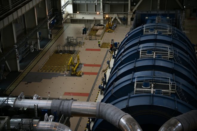 le groupe turbo-alternateur dans la zone des machines d'un bâtiment de la centrale nucléaire de Flamanville, le 25 avril 2024 dans La Manche