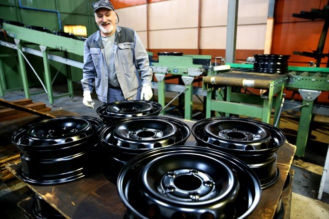 Un employé de l'usine de roues Accuride, le 30 novembre 2022 à La Chapelle-Saint-Luc, près de Troyes, dans l'Aube