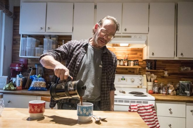 Jean-François Raymond dans la cuisine de son appartement, le 15 mars 2023 à Montréal, au Québec