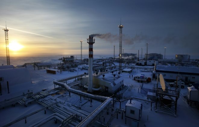 Des installations du champ pétrolier et de condensats de gaz du géant Gazprom à Novoprtovskoye, en Russie, le 18 février 2015