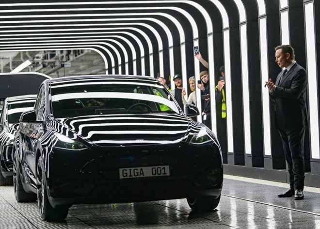 Elon Musk lors d'une cérémonie marquant le début de la production de la nouvelle usine Tesla, le 22 mars 2022 près de Berlin