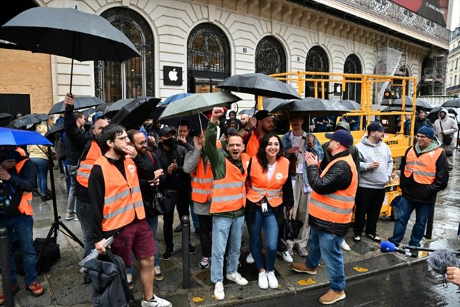 Des salariés d'Apple en grève, rassemblés devant le magasin du groupe américain situé à deux pas de l'Opéra de Paris, le 22 septembre 2023