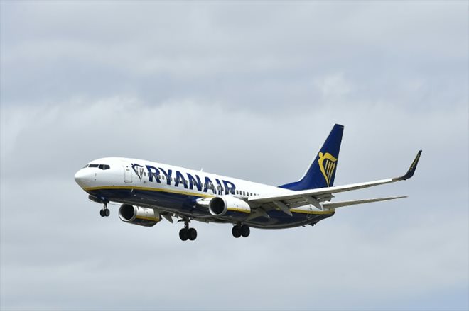 Un Boeing 737-8AS de Ryanair à son atterrissage à l'aéroport El Prat de Barcelone, en Espagne, le 1er juillet 2022