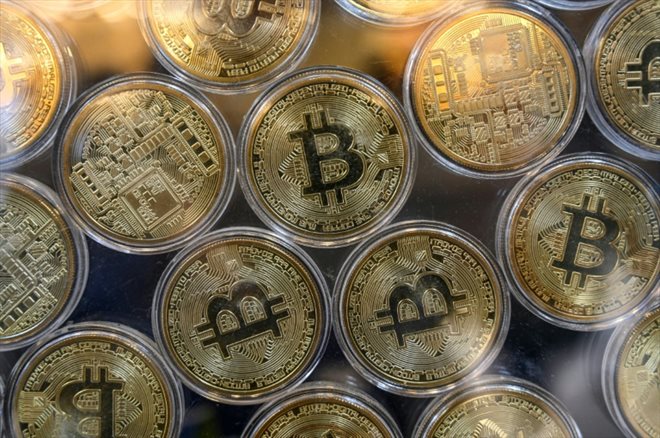 Des représentations physiques de bitcoins dans une agence d'échange de crypto-monnaies près du Grand Bazar à Istanbul, en Turquie, le 20 octobre 2021 