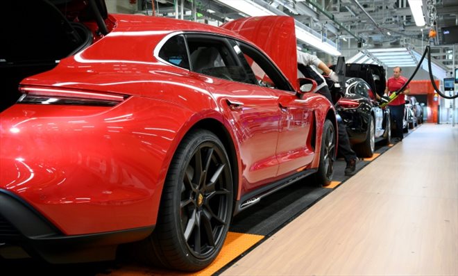 Assemblage d'une Porsche Taycan électrique à l'usine de Stuttgart, le 26 septembre 2022 en Allemagne