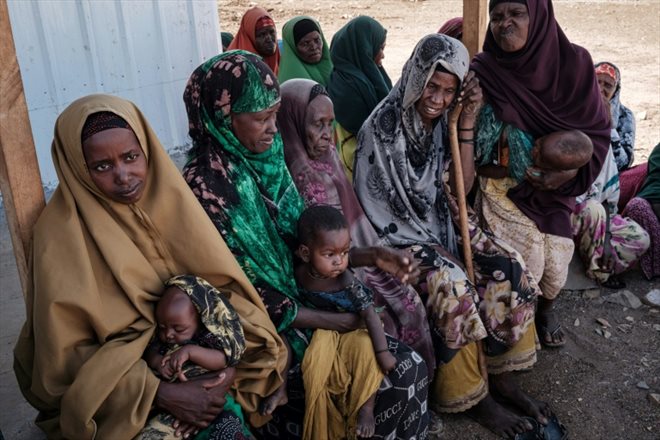 Des familles ayant récemment fui la sécheresse qui frappe le sud de la Somalie, et réfugiées dans le camp de Muuri à Badoa, le 13 février 2022.