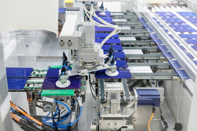 Une ligne production de cellules solaires à l'usine du groupe suisse Meyer Burger, le 26 septembre 2023 à Bitterfeld-Wolfen, dans l'est de l'Allemagne
