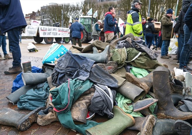 Des bottes déposées par des agriculteurs lors d'une manifestation à Lille le 22 février 2022 pour dire qu'ils en ont plein les bottes