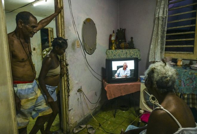 Une famille de La Havane écoute à la télévision le discours du président Miguel Diaz-Canel sur la situation énergétique du pays, le 16 juin 2022 
