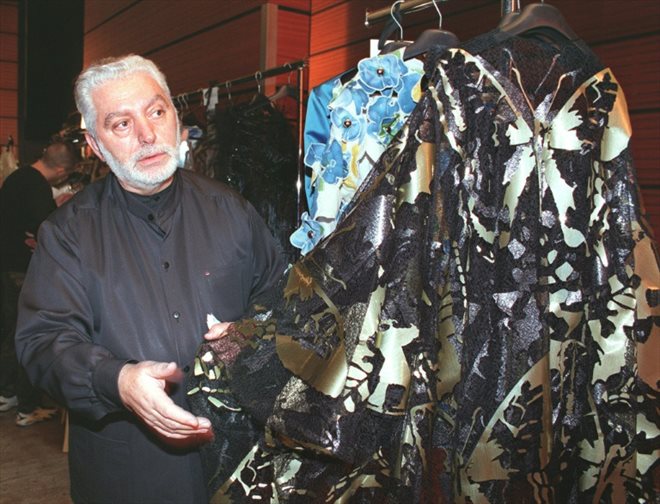 Le couturier espagnol  Paco Rabanne vérifie une de ses robes le 20 janvier  1999, avant la présentation de la collection Printemps-Eté de haute couture 1999 à Paris