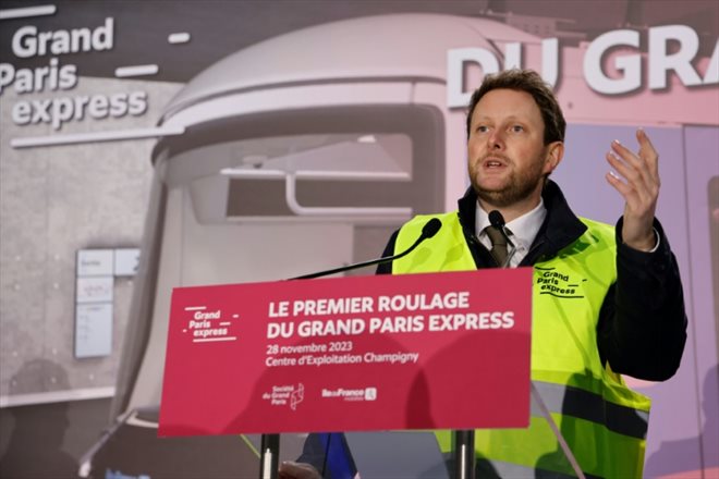 Le secrétaire d'Etat aux Transports Clément Beaune du premier roulage du métro du Grand Paris Express, le 28 novembre 2023 à la gare de Champigny-sur-Marne, près de Paris