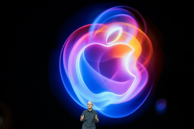 Le PDG d'Apple Tim Cook lors de la présentation de la nouvelle gamme d'iPhone dotée d'intelligence artificielle