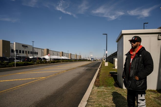 Christian Smalls, président d'ALU, devant un entrepôt d'Amazon à Staten Island, aux Etats-Unis, le 25 mars 2022