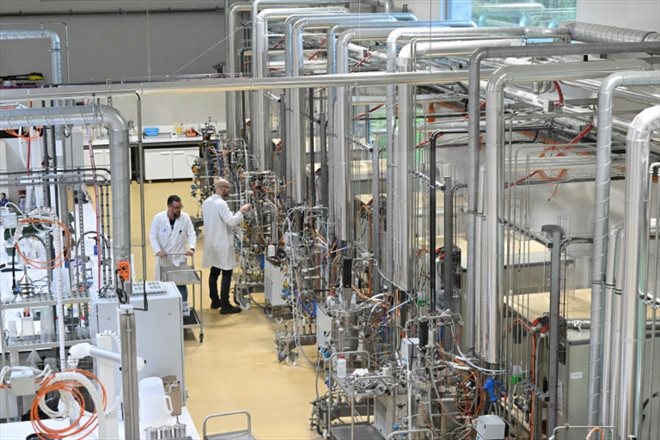 Des employés de Lesaffre, géant mondial de la fermentation, au nouveau campus du groupe inauguré à Marc-en-Baroeul, près de Lille, le 13 octobre 2022 dans le Nord