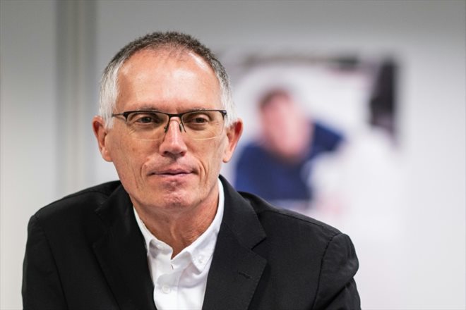 Le patron de Stellantis, Carlos Tavares, lors d'une conférence de presse le 27 octobre 2022, organisée dans l'usine du constructeur automobile à Hordain (Nord)