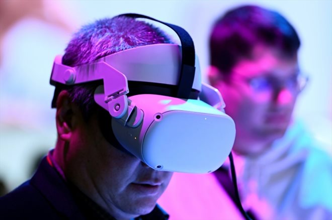 Un utilisateur du casque Oculus de Meta au Mobile World Congress de Barcelone le 28 février 2023