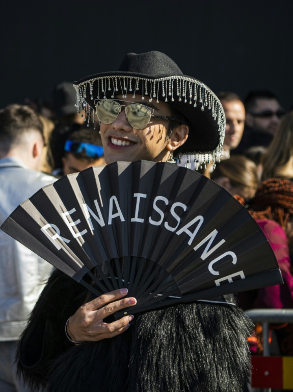 Une fan de Beyoncé attend devant le Friends Arena pour assister au premier concert de sa tournée mondiale Renaissance, à Solna, au nord de Stockholm, le 10 mai 2023 en Suède