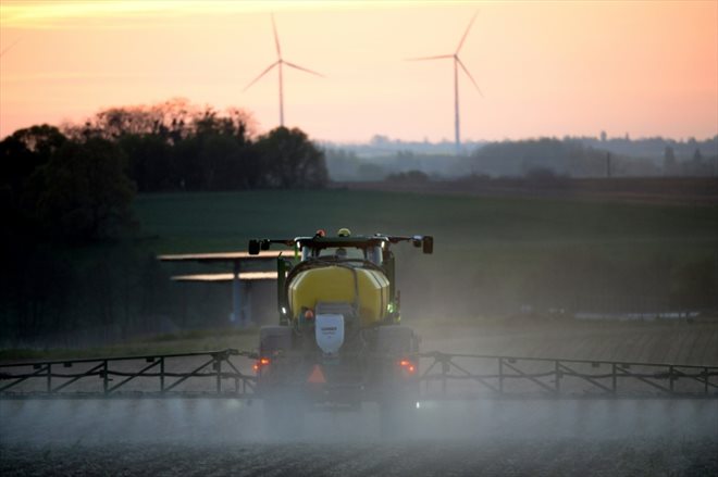 Un agriculteur pulvérise du glyphosate sur son champ, le 23 avril 2021 à Piace, dans la Sarthe
