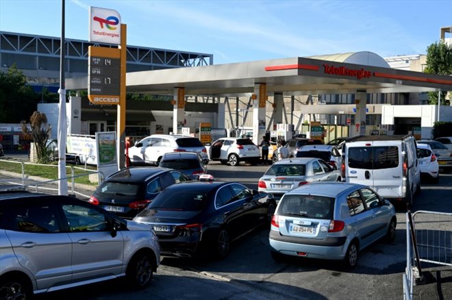 Des automobilistes attendent de faire le plein devant une station service TotalEnergies à Marseille, le 6 octobre 2022