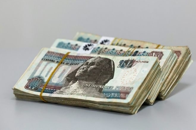 Des billets de banque égyptiens protographiés au Caire, le 6 mars 2024