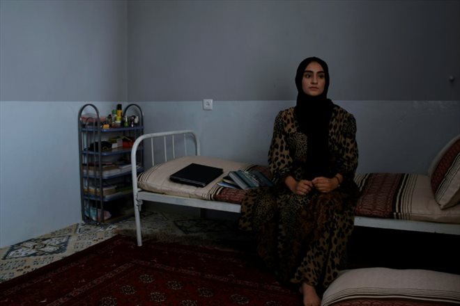 Hamasah Bawar, ex-étudiante en médecine, pose pour une photo dans sa maison à Mazar-i-Sharif, en Afghanistan, le 6 août 2023