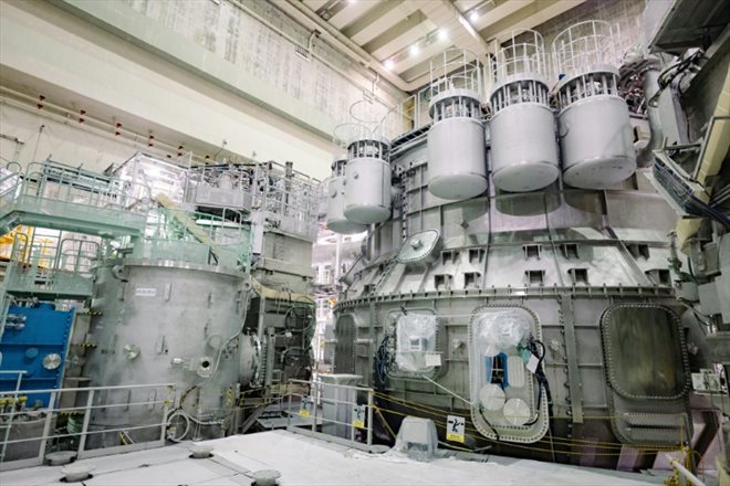 Photo non datée diffusée le 1er décembre 2023 par l'Institut national des sciences et technologies quantiques, montrant le JT-60SA, le plus grand réacteur à fusion nucléaire au monde, avant son inauguration à Naka, au Japon