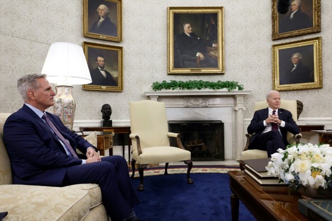 Le président républicain de la Chambre des représentants Kevin McCarthy et le président Joe Biden, lors d'une rencontre à la Maison Blanche, le 9 mai 2023