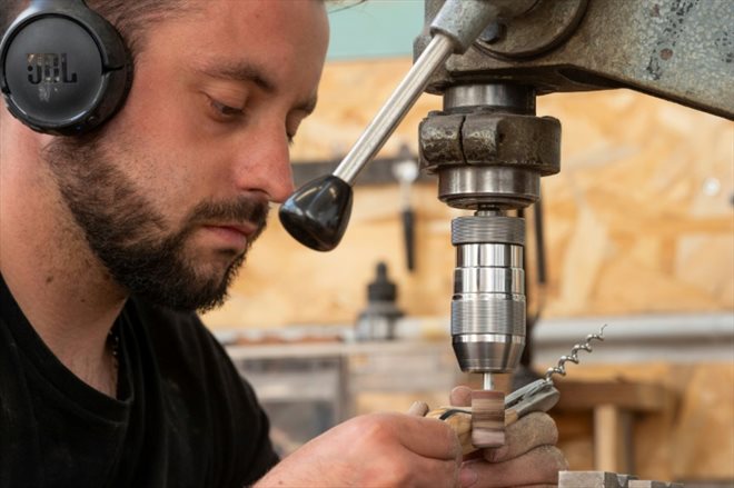 Un employé façonne le manche d'un couteau Laguiole à la coutellerie Fontenille Pataud, le 12 mai 2022 à Thiers