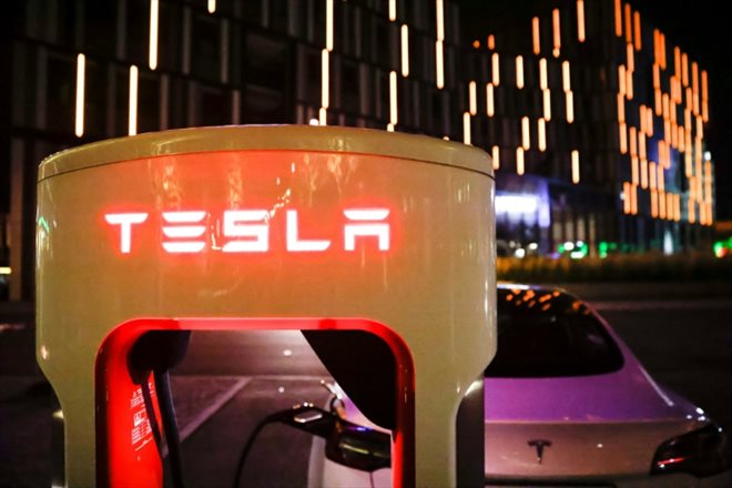 Une voiture Tesla reliée à une station de recharge, à Berlin le 3 octobre 2021