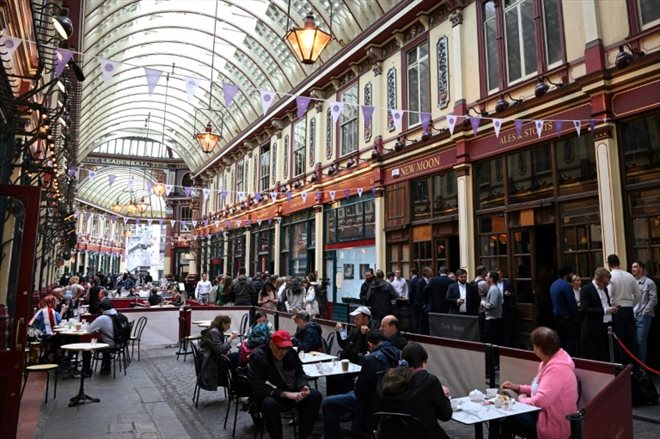 Des bars et restaurants au marché de Leadenhall, le 1er juin 2022 à Londres