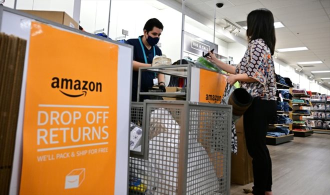 Une cliente retourne un colis Amazon à Alhambra, en Californie, le 12 juillet 2022