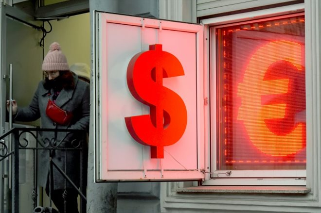 L'enseigne d'un bureau de changes en Russie, le 2 mars 2022