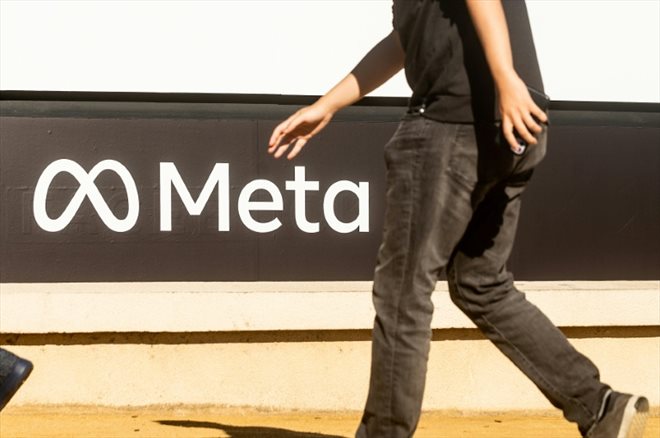 Un passant devant le siège de Meta à Menlo Park le 28 octobre 2021