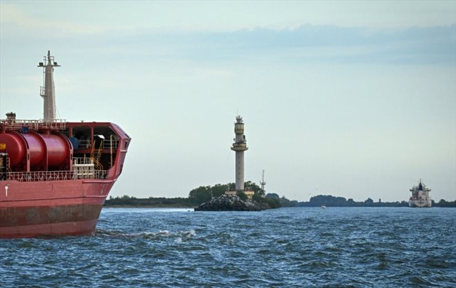 Deux bateaux entrent dans le canal de Sulina, le 8 juin 2022 en Romanie