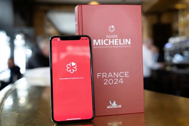 Les versions numérique et imprimée des Guides Michelin 2024 à la brasserie le Vaudeville à Paris le 14 mars 2024
