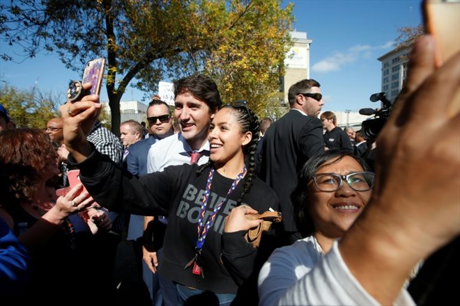 Le Premier ministre canadien Justin Trudeau fait un selfie avec une jeune femme, le 19 septembre 2019 à Winnipeg, au Canada