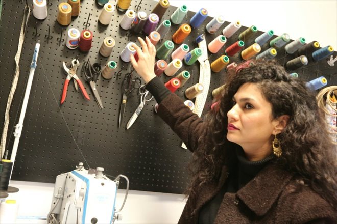 La créatrice de mode irakienne Alaa Adel dans son atelier Iraqcouture à Bagdad, le 11 janvier 2023.