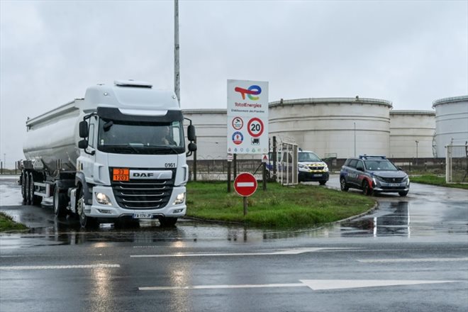 Un camion-citerne quitte le déppot des Flandres de TotalEnergies, le 13 octobre 2022 à Mardyck, dans le Nord