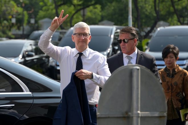 Le PDG d'Apple Tim Cook à son arrivée en Indonésie, le 17 avril 2024