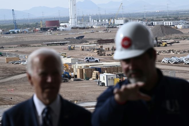 Le président américain Joe Biden (g) visite l'usine de fabrication de semi-conducteurs TSMC à Phoenix, en Arizona, le 6 décembre 2022