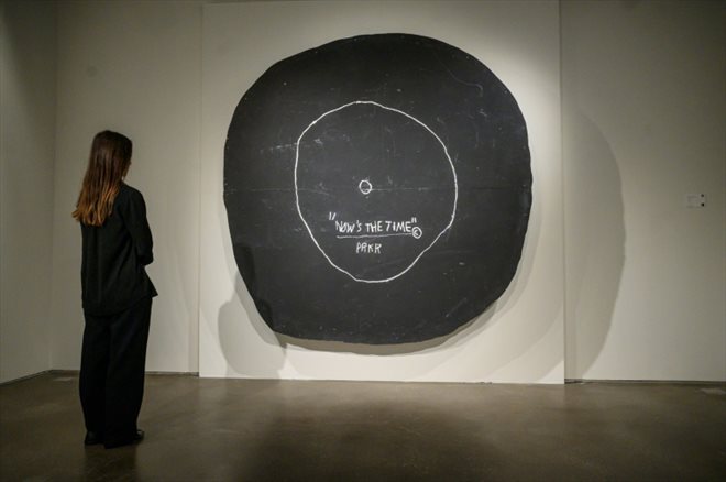 L'oeuvre Now's the Time du peintre américain Jean-Michel Basquiat présentée chez Sotheby's avant une vente aux enchères, le 8 mai 2023 à New York