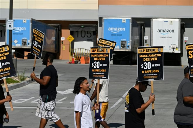 Des livreurs d'Amazon en grève devant un entrepôt de l'entreprise à Palmdale en Californie, le 25 juillet 2023