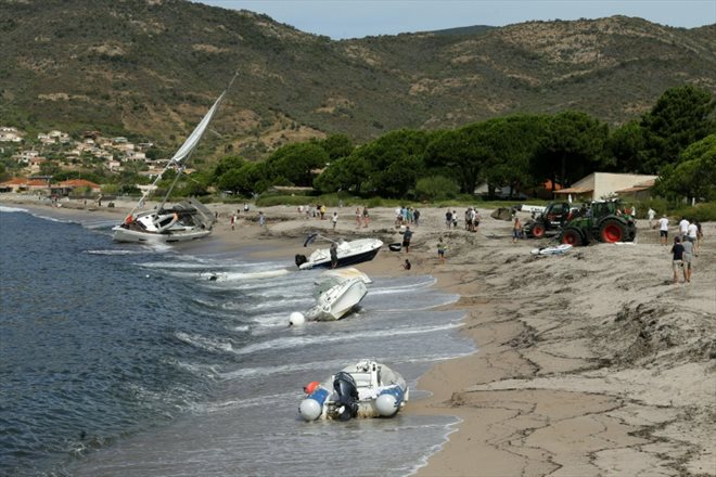 Des bateaux échoués sur la plage de Sagone, le 18 août 2022 à Coggia, après de violents orages en Corse