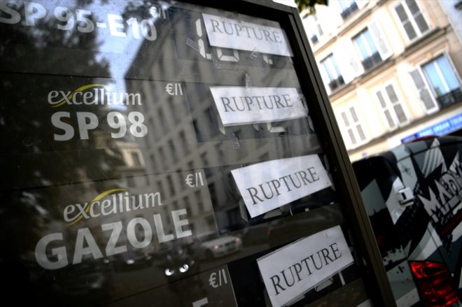 Une station service hors service faute de carburant, le 15 octobre 2022 à Paris 