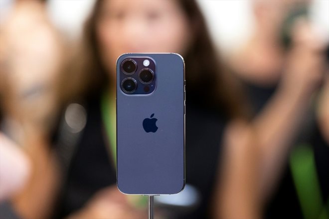 Un iPhone 14 Pro exposé pendant sa présentation par Apple à Cupertino, en Californie, le 7 septembre 2022