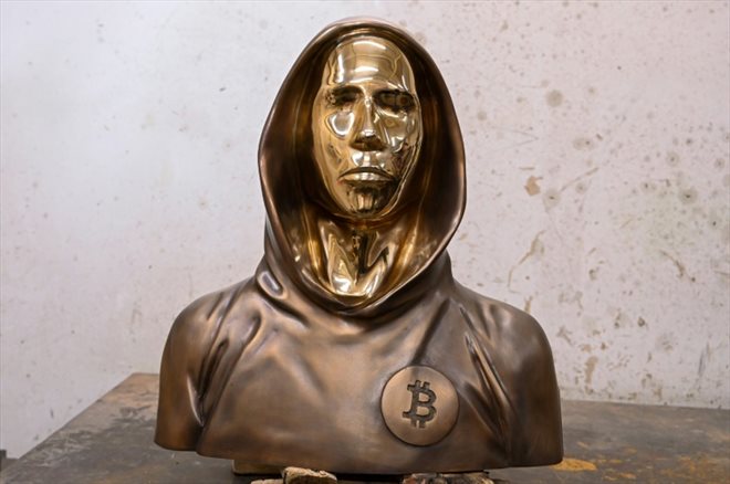 Une statue en bronze censée représenter Satoshi Nakamoto, le mystérieux inventeur de la monnaie virtuelle Bitcoin, à la fonderie du village de Nagytarcsa, à l'est de Budapest, le 10 septembre 2021 en Hongrie