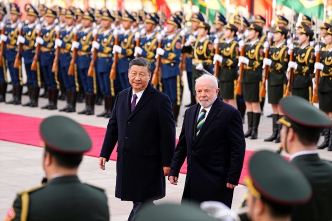 Le président chinois Xi Jinping accueille son homologue brésilien Luiz Inacio Lula da Silva (g) à Pékin, le 14 avril 2023
