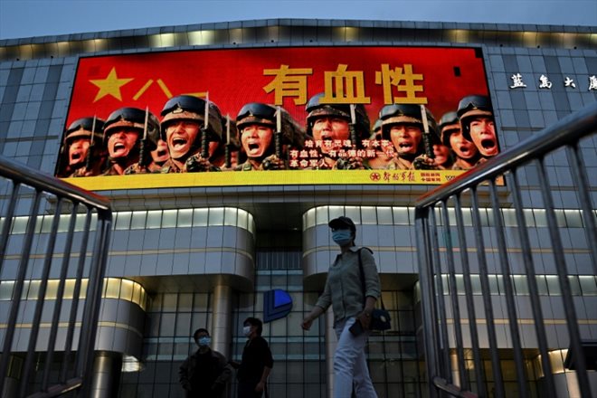 Une affiche de propagande militaire à Pékin, en mai 2021