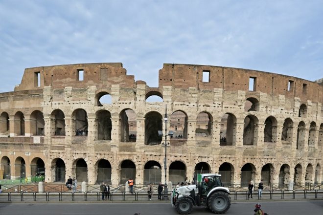 Un tracteur passe devant le Colisée, le 9 février 2024 à Rome
