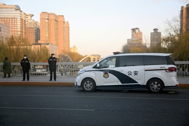 Des policiers surveillent une rue près de la rivière Liangma, site de récentes manifestations contre les restrictions anti-Covid, à Pékin le 29 novembre 2022